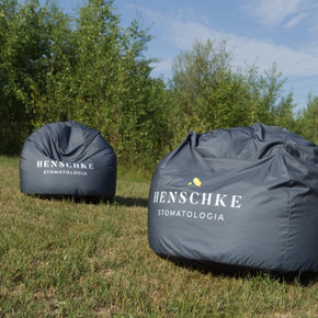 Grauer Werbesitzsack rund mit Logodruck L