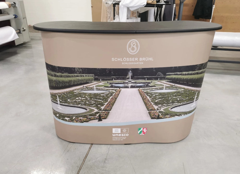 Pop-up Messetheke mit bedruckem Logo