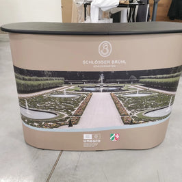 Pop-up Messetheke mit bedruckem Logo