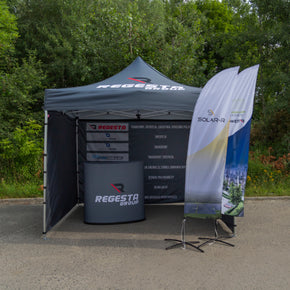 Faltpavillon mit Fahnen und Messetheke