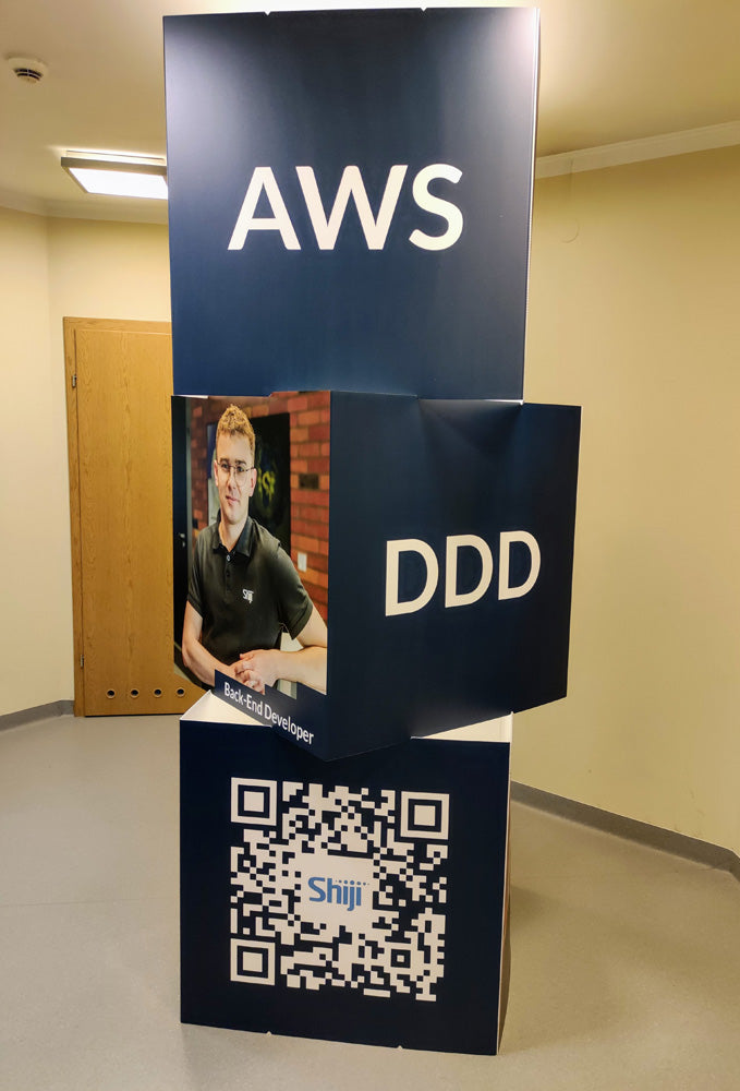 Würfelturm Display für POS besteht aus 3 Werbewürfel 85x85cm