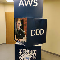 Würfelturm Display für POS besteht aus 3 Werbewürfel 85x85cm