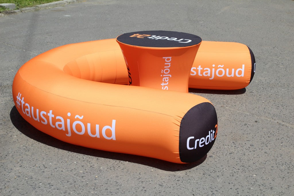 Aufblasbares Sofa und Catering Tisch mit Logodruck