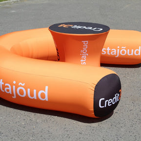 Aufblasbares Sofa und Catering Tisch mit Logodruck