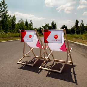 Liegestuhl mit Logodruck am Rücken
