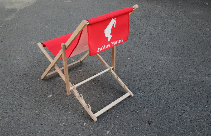 Liegestuhl mit Logo und Hängetuch hinten