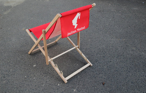 Liegestuhl mit Logo und Hängetuch hinten