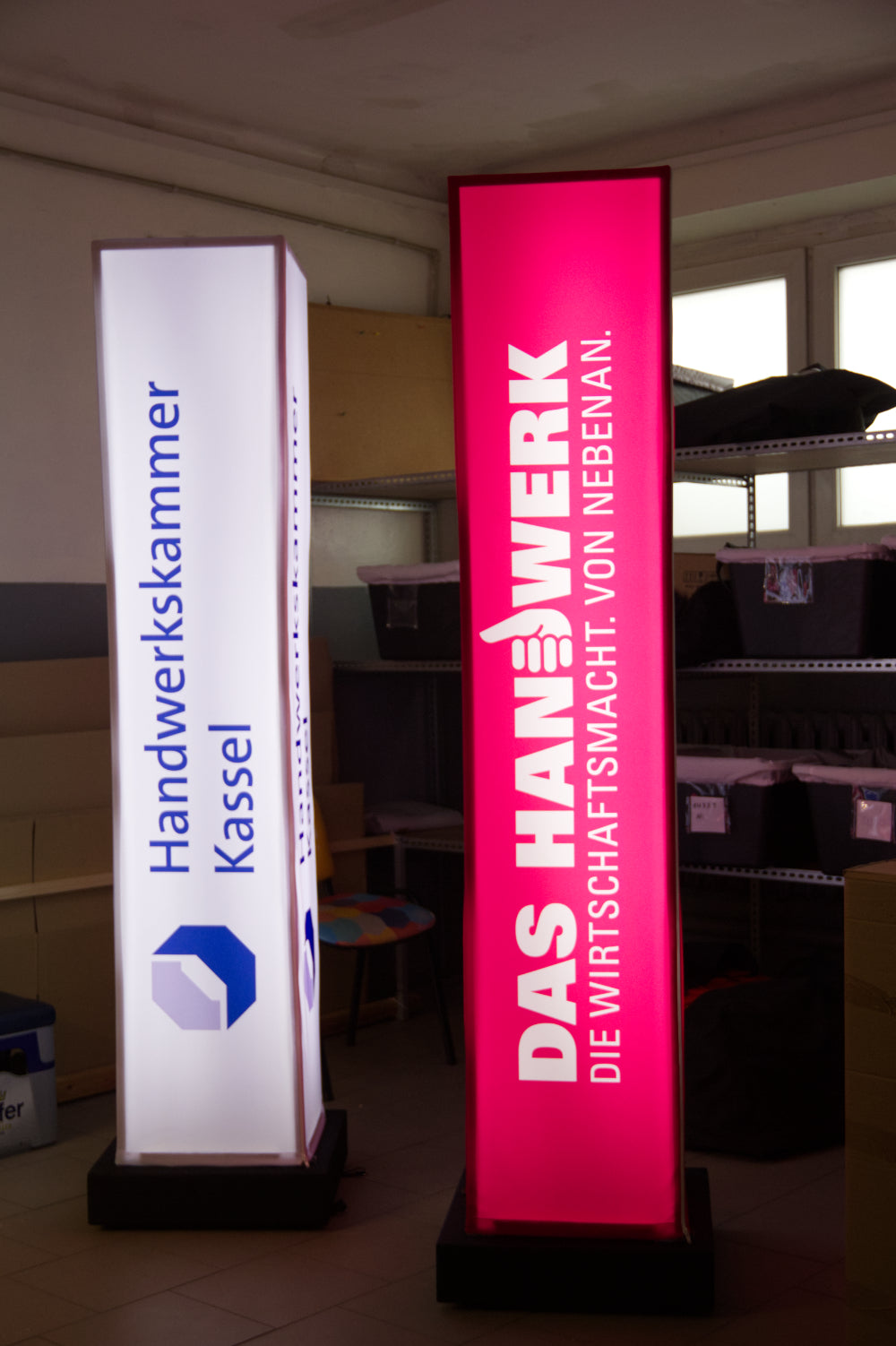 Leuchtsäule mit Logodruck Alukonstruktion