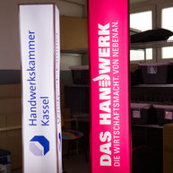 Leuchtsäule mit Logodruck Alukonstruktion