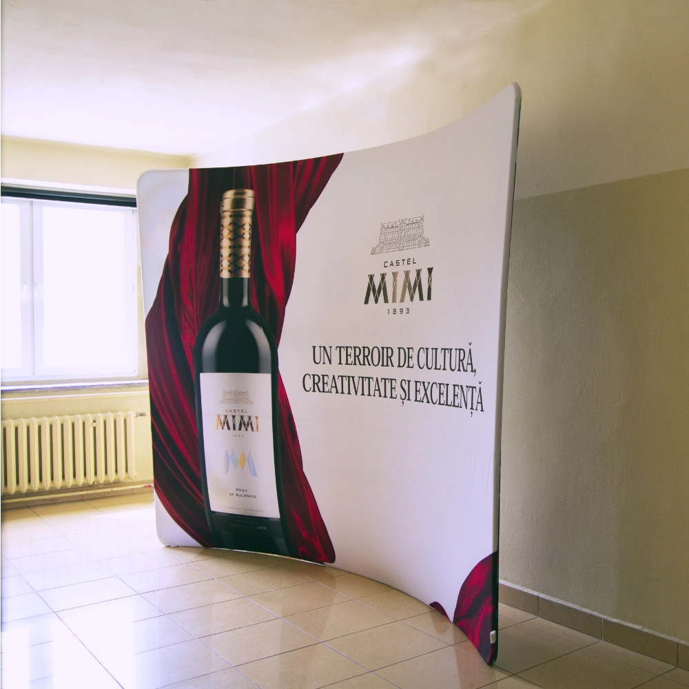 Displaywand Gebogen mit Logodruck