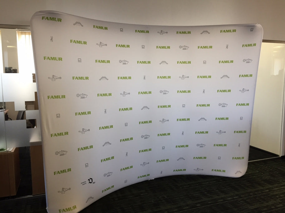 Pressewand gebogen 400cm mit Logodruck