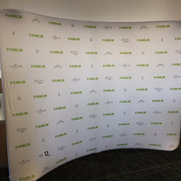 Pressewand gebogen 400cm mit Logodruck