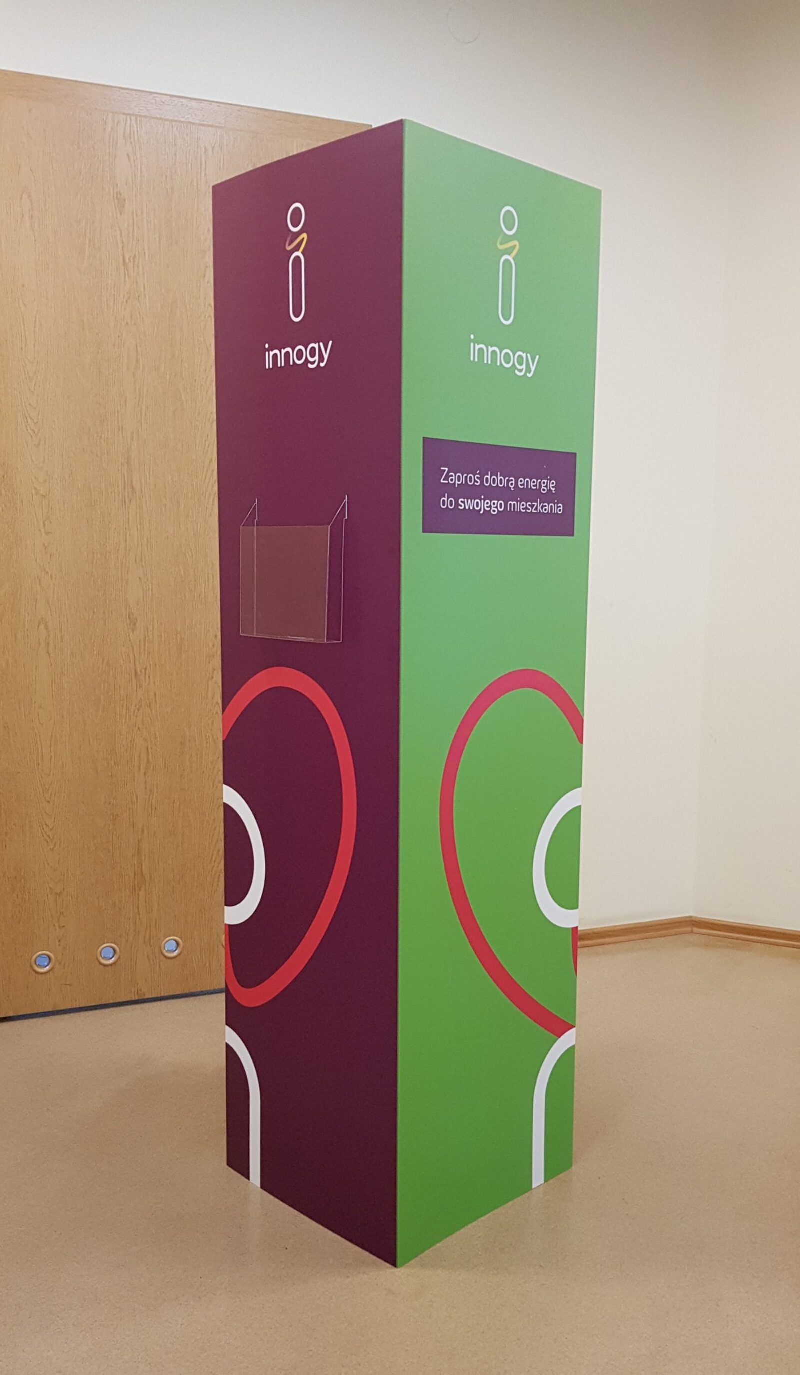 Totem aus Karton 4-seitig bedruckt