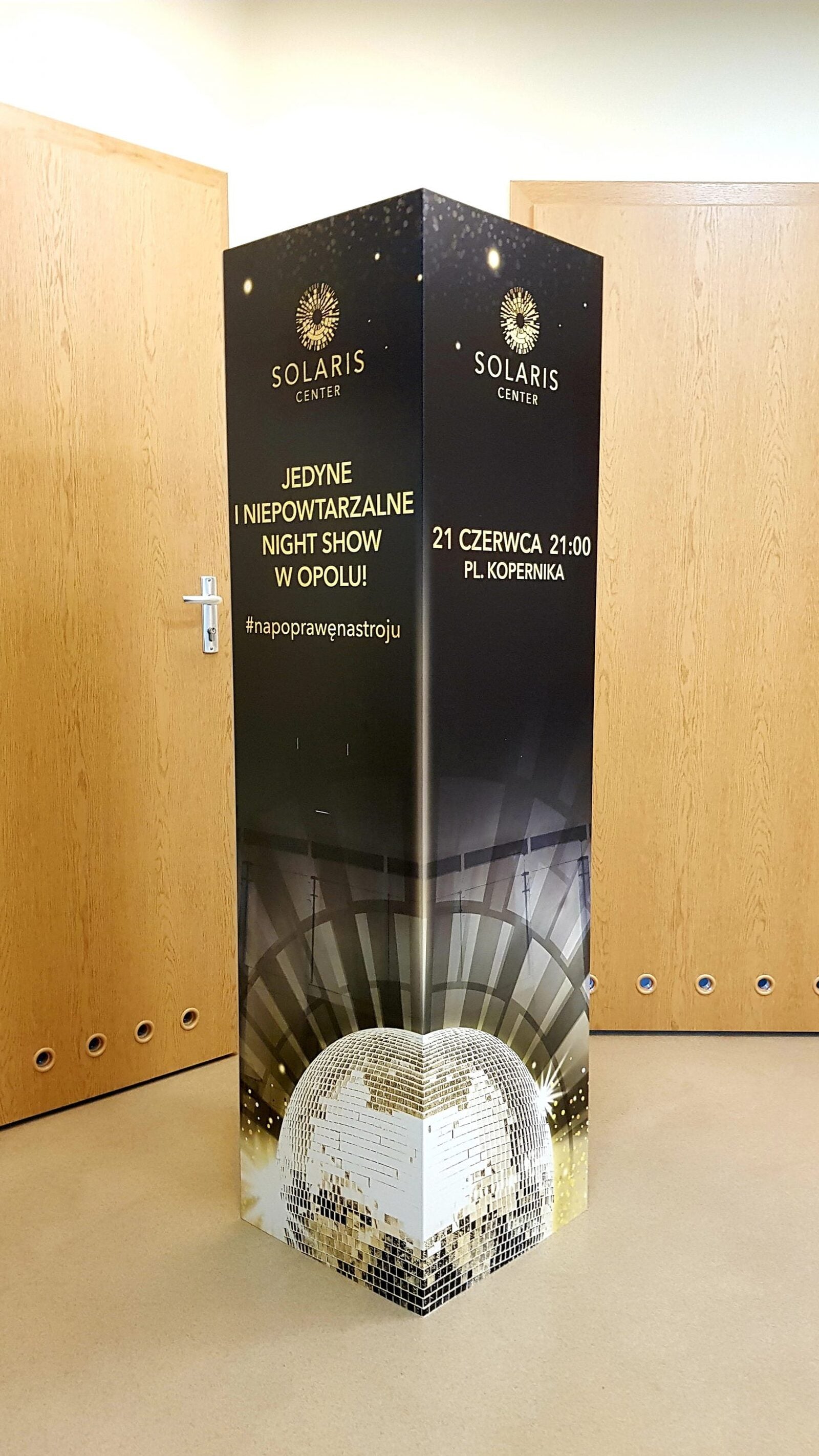 Totem aus Karton 4-seitig