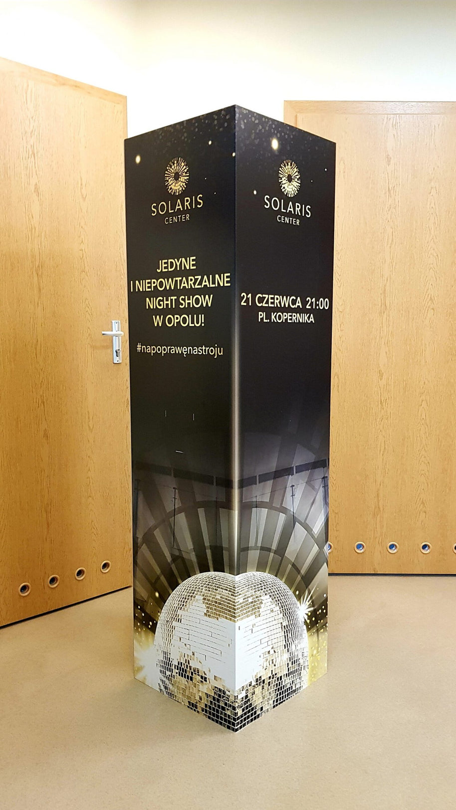 Totem aus Karton 4-seitig