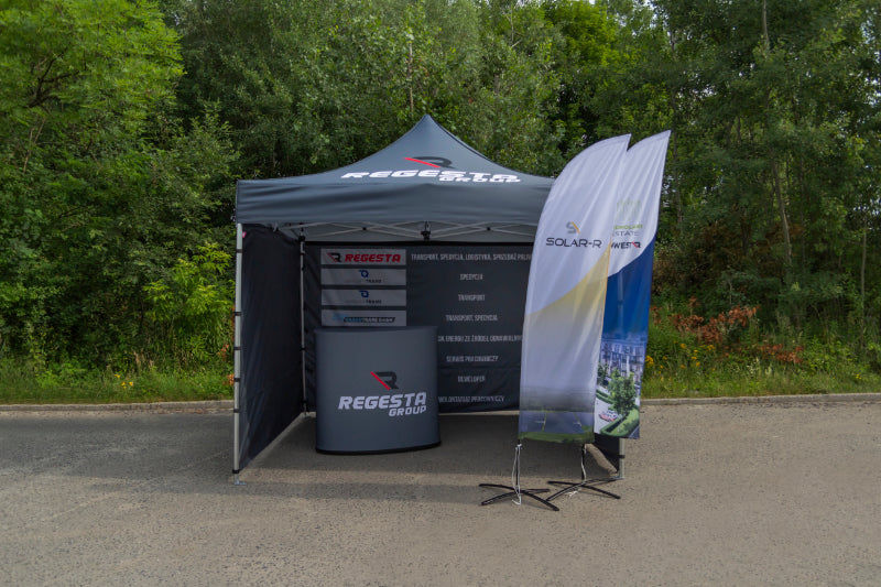 Faltpavillon mit Fahnen und Messetheke